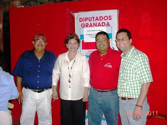 Dr. Vicente Ubau Marenco (izq., camisa azul), Dona Magda Briones, Otto Navas y Orlando Ramirez, candidatos a diputado departamental Granada